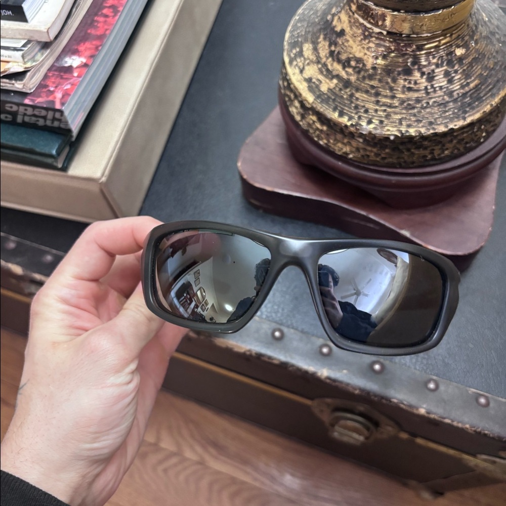 Good condition Oakley Valve sunglasses - Picture 3 of 3